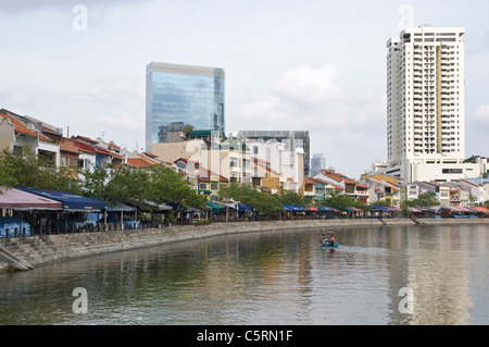 Alte und moderne Architektur, Restaurant am Boat Quay, Singapore River mit Wolkenkratzer des Finanzviertels, Singapur Stockfoto