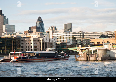 Ein London-Fluss-Bus (Thames Clipper) dockt an Bankside Pier, London. Stockfoto