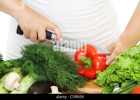 Weibes Hände schneiden Vegetablesat die Küche Stockfoto