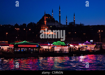 Fisch braten Boote, The Golden Horn, Istanbul, Türkei Stockfoto