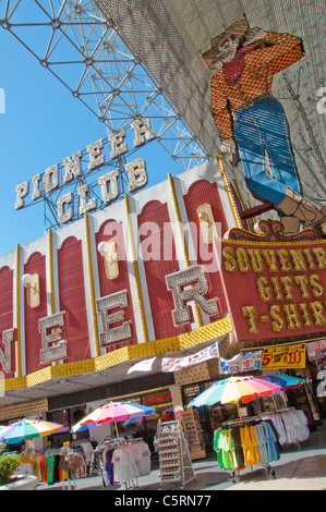 Das Rauchen Cowboy Zeichen im Pioneer Club, Las Vegas, Nevada, USA Stockfoto