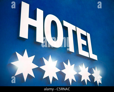 Fünf-Sterne-Hotel-Schild mit auffälligem Licht auf exklusivem Luxushotel Eingang bei Nacht Stockfoto