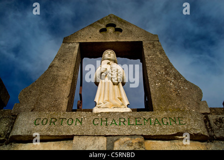 Corton Charlemagne Statue Marker zwischen Aloxe-Corton und Pernand-Vergelesses am Fuße des Hügels von Corton, Cote d'Or Burgund Frankreich Stockfoto