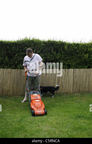 Mann im Garten Rasen mähen. Worksop, Notts, England Stockfoto