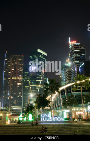 Amusement Streifen One Fullerton an der Marina Bay in der Nacht, Hochhäuser des Bankenviertels, Singapur, Südostasien, Asien Stockfoto