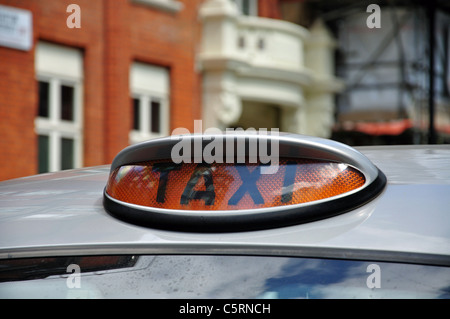 Taxischild auf dem Taxi Cab, Caxton Street, Westminster, City of Westminster, London, Greater London, England, Vereinigtes Königreich Stockfoto