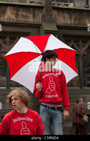 Zwei Mitglieder der Oxford Revue stehen auf Edinburghs Royal Mile Förderung ihrer Show in das Fringe festival Stockfoto