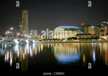 Esplanade Concert Hall an der Marina Bay mit Skyline bei Nacht, Singapur, Südostasien, Asien Stockfoto