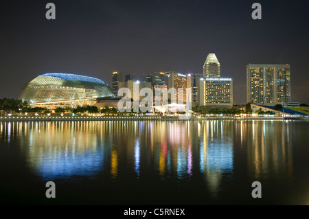 Esplanade Concert Hall an der Marina Bay mit Skyline bei Nacht, Singapur, Südostasien, Asien Stockfoto