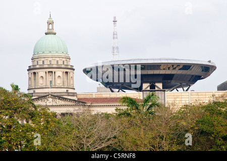 Neues Parlamentsgebäude und die Kuppel des alten Supreme Court building, Singapur, Südostasien, Asien Stockfoto