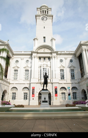 Statue von Sir Thomas Stamford Bingley Raffles, Gründer von Singapur, Empress Place vor Victoria Theater, Singapur Stockfoto