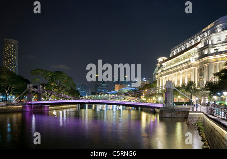 Boat Quay am Singapore River in der Nacht mit Fullerton Hotel und beleuchtet Cavenagh Brücke, Singapur, Südostasien, Asien Stockfoto