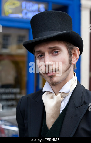 Ein Mann im viktorianischen Kleid steht auf Edinburghs Royal Mile zu seiner Show in das Fringe Festival zu fördern Stockfoto