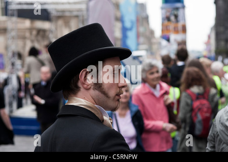 Eine Darsteller steht auf Edinburghs Royal Mile zu seiner Show in das Fringe Festival zu fördern Stockfoto