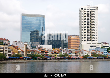 Alte und moderne Architektur, Restaurants am Boat Quay, Singapore River mit Wolkenkratzern des Finanzviertels, Singapur, So Stockfoto