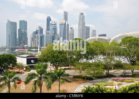 Esplanade Concert Hall und die Skyline des Finanzviertels, zentraler Geschäftsbezirk von Marina Bay, Singapur, Südostasien, als Stockfoto