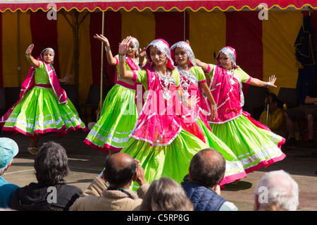 Alnwick, Northumberland, UK - Alnwick Music Festival 2011 - Markt quadratischen Bühne. Indische Tänzerinnen. Stockfoto