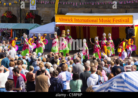 Alnwick, Northumberland, UK - Alnwick Music Festival 2011 - Markt quadratischen Bühne. Indische Tänzerinnen. Stockfoto