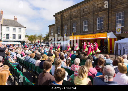 Alnwick, Northumberland, UK - Alnwick Music Festival 2011 - Markt quadratischen Bühne. Indische Tänzerinnen. Stockfoto