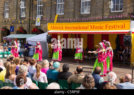 Alnwick, Northumberland, UK - Alnwick Music Festival 2011 - Markt quadratischen Bühne. Indische Tänzerinnen. Stockfoto