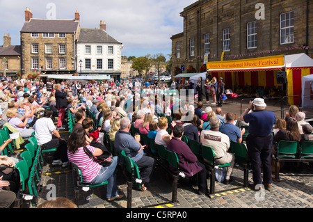 Alnwick, Northumberland, UK - Alnwick Music Festival 2011 - Markt quadratischen Bühne. Stockfoto