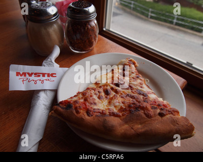 Pizza in Mystic Pizza Restaurant berühmt geworden durch den Film 1988 mit dem gleichen Namen, die mit Julia Roberts, KAndriotis 12. Juni 2011 Stockfoto