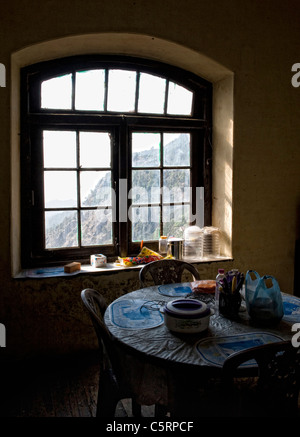 Sonnenlicht durch ein Küchenfenster in den Morgen Stockfoto