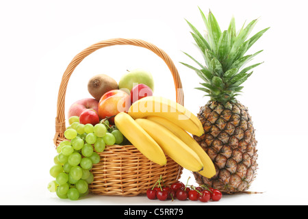 Bunte Früchte isoliert auf weißem Hintergrund Stockfoto