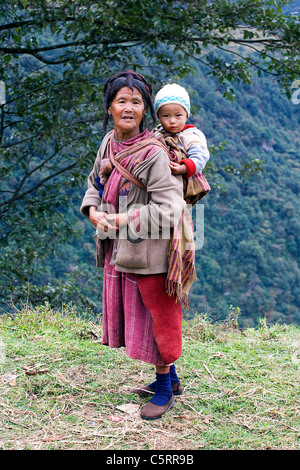 Eine Monpa Frau mit ihrem großen Kind. Arunachal Pradesh, Nordost-Indien. Stockfoto