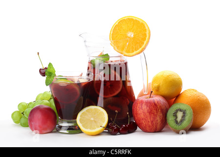 Erfrischende Sangria (Schlag) mit Früchten auf weißem Hintergrund Stockfoto
