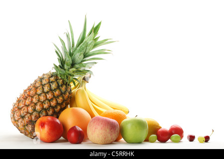 Bunte Früchte auf weißem Hintergrund. Stockfoto