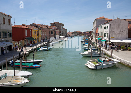 Murano Insel großen Kanal zwischen bunten historischen Altbauten.  Boote vor Anker vor Geschäft entlang des Kanals. Stockfoto