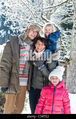 Österreich, Salzburger Land, Flachau, Ansicht der Familie im Schnee stehen, Lächeln, Porträt Stockfoto
