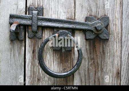 Alte Metall Riegel auf Holztür Stockfoto