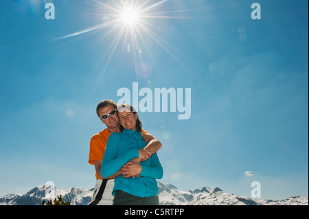 Österreich, Salzburger Land, Altenmarkt-Zauchensee, Mitte erwachsener Mann umfassenden Frau im winter Stockfoto