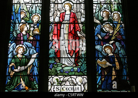 Glasmalerei-Fenster zu Sankt Cecilia Schutzpatronin der Kirchenmusik, Gunby, Lincolnshire, UK Stockfoto