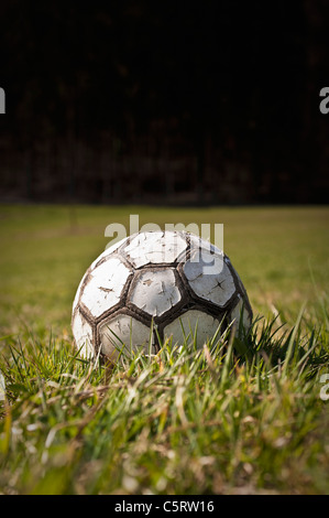 Deutschland, Nordrhein-Westfalen, Düsseldorf, Nahaufnahme von alten Fußball auf dem Rasen Stockfoto