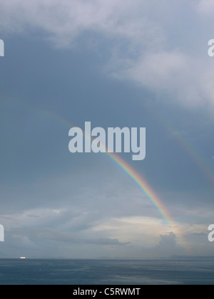 Süditalien, Amalfi-Küste, Piano di Sorrento, Blick auf schönen Regenbogen im Meer in der Morgendämmerung Stockfoto