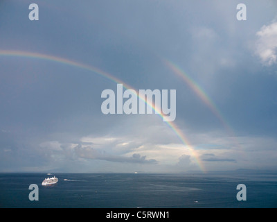 Süditalien, Amalfi-Küste, Piano di Sorrento, Blick auf schönen Regenbogen mit Schiff im Meer in der Morgendämmerung Stockfoto