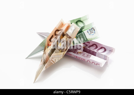 Papier-Flugzeuge von Euro-Banknoten gefaltet Stockfoto