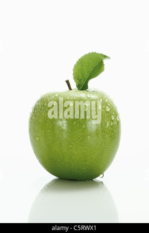 Grüner Apfel mit Blatt Stockfoto