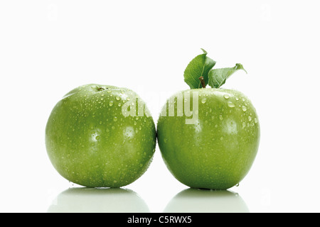 Zwei grüne Äpfel mit Wassertropfen Stockfoto