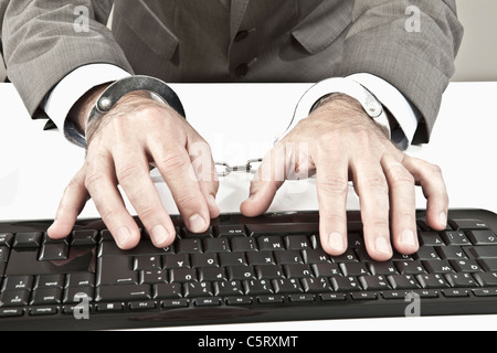 Nahaufnahme von Unternehmer Hand gefesselt während der Cyber-Kriminalität Stockfoto