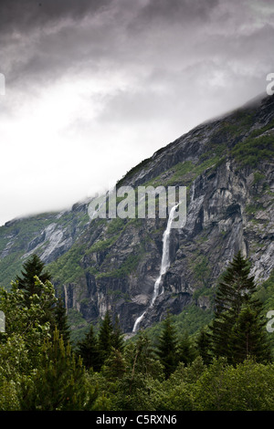 Wasserfall auf der Westseite von Tal Romsdalen, Rauma Kommune, Møre og Romsdal, Norwegen. Stockfoto