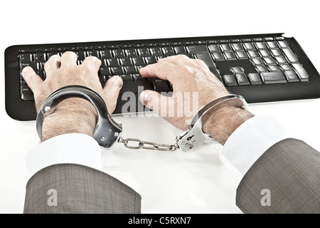 Nahaufnahme von Unternehmer Hand gefesselt während der Cyber-Kriminalität Stockfoto