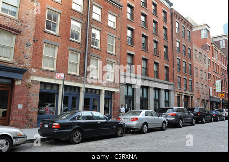 gewerblich genutzten Gebäuden aus dem 19. Jahrhundert an der Front Street in Manhattan wurden zu Wohnungen mit Straßeniveau Filialen umgebaut. Stockfoto