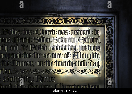 Messing-Gedenktafel, St. John the Baptist Church, Shipton Moyne, Gloucestershire, England, UK Stockfoto