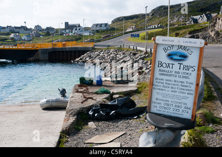 Ein Schild am Hafen von Castlebay auf Barra für Naturbeobachtung Bootsfahrten zu einigen der kleineren Inseln der äußeren Hebriden Stockfoto