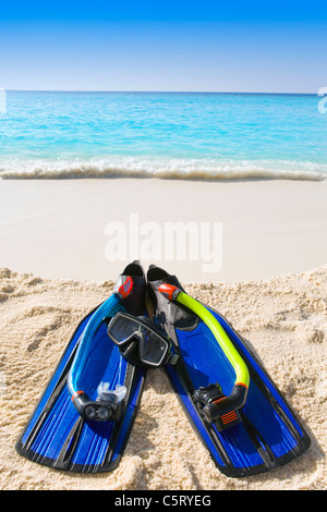 Zubehör für Schnorcheln-Maske, Flossen, Rohr-Lay auf Sand auf Grund des Ozeans Stockfoto