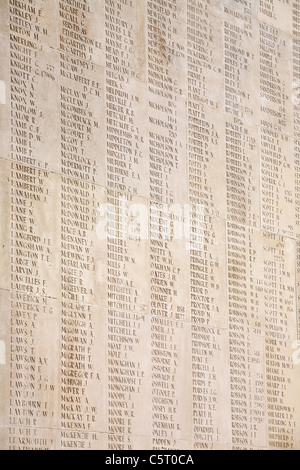 Namen der gefallenen Soldaten eingraviert auf der WW1 Gedenkstätte Thiepval, in der Nähe von Albert, Picardie, Frankreich, Europa. Stockfoto